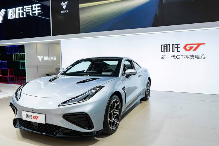 东莞162哪吒汽车在智能汽车领域的表现，领途汽车在新能源汽车市场中的影响力